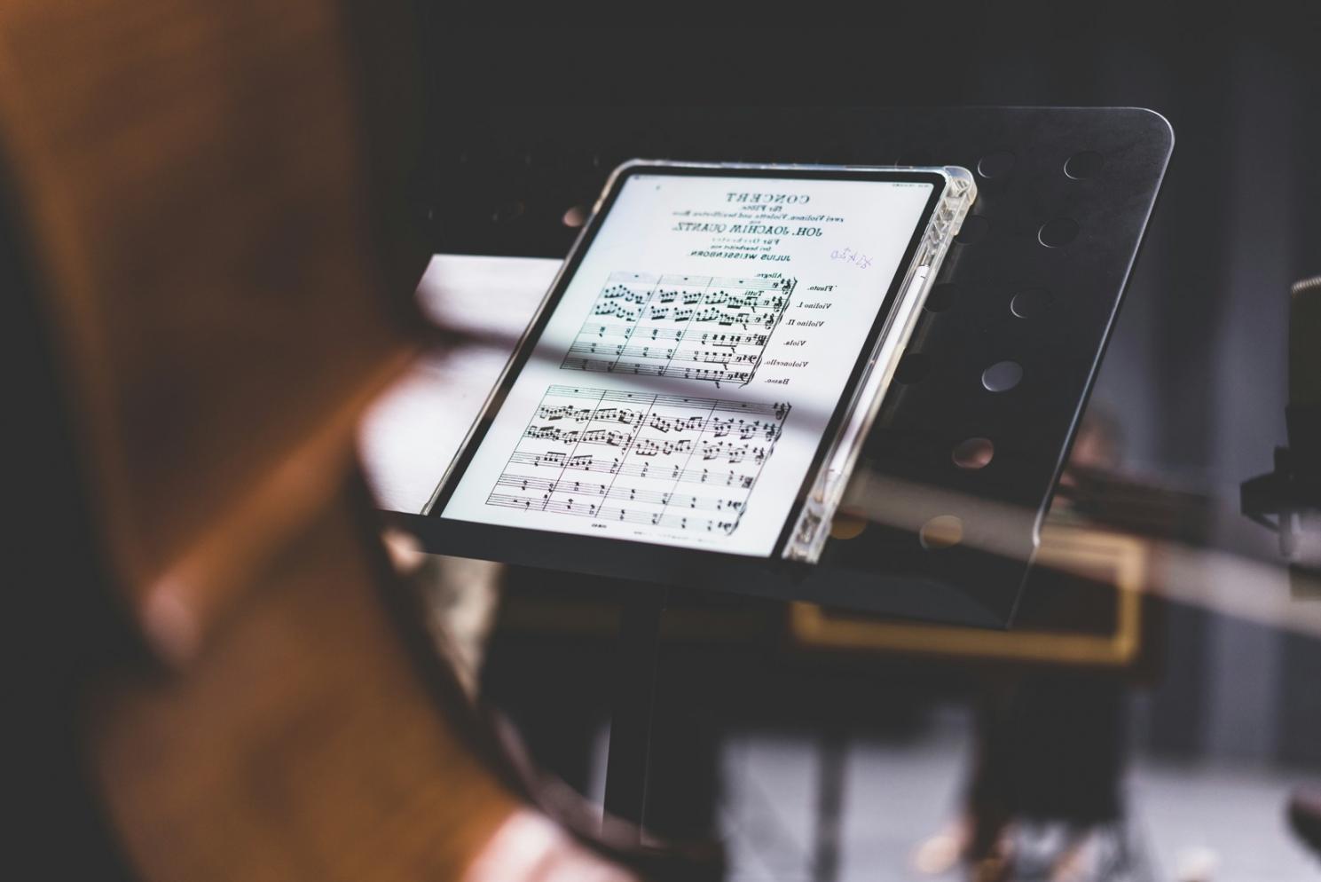 Strumenti musicali e notebook per songwriting in studio creativo