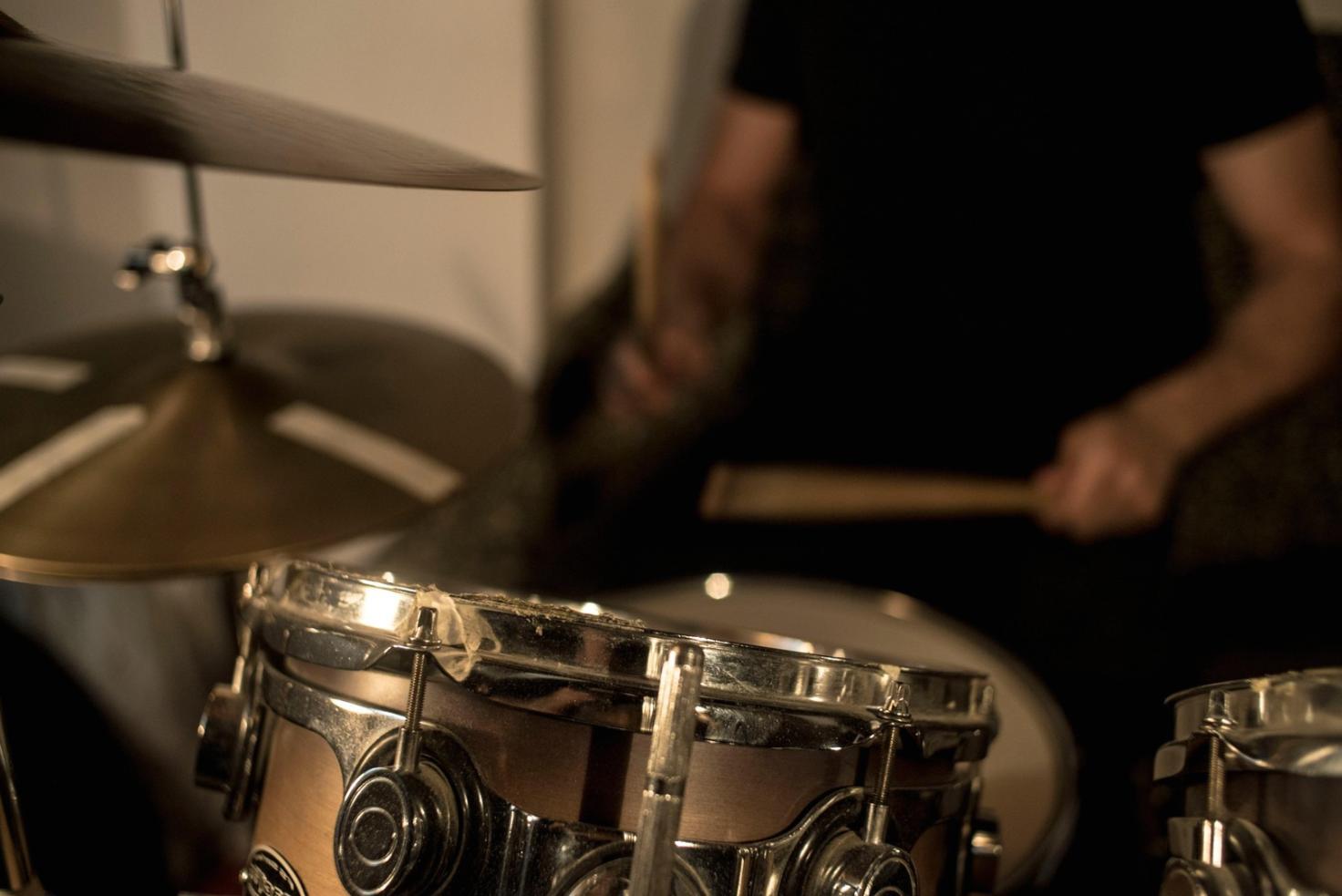 Studio di songwriting con strumenti musicali e materiale creativo